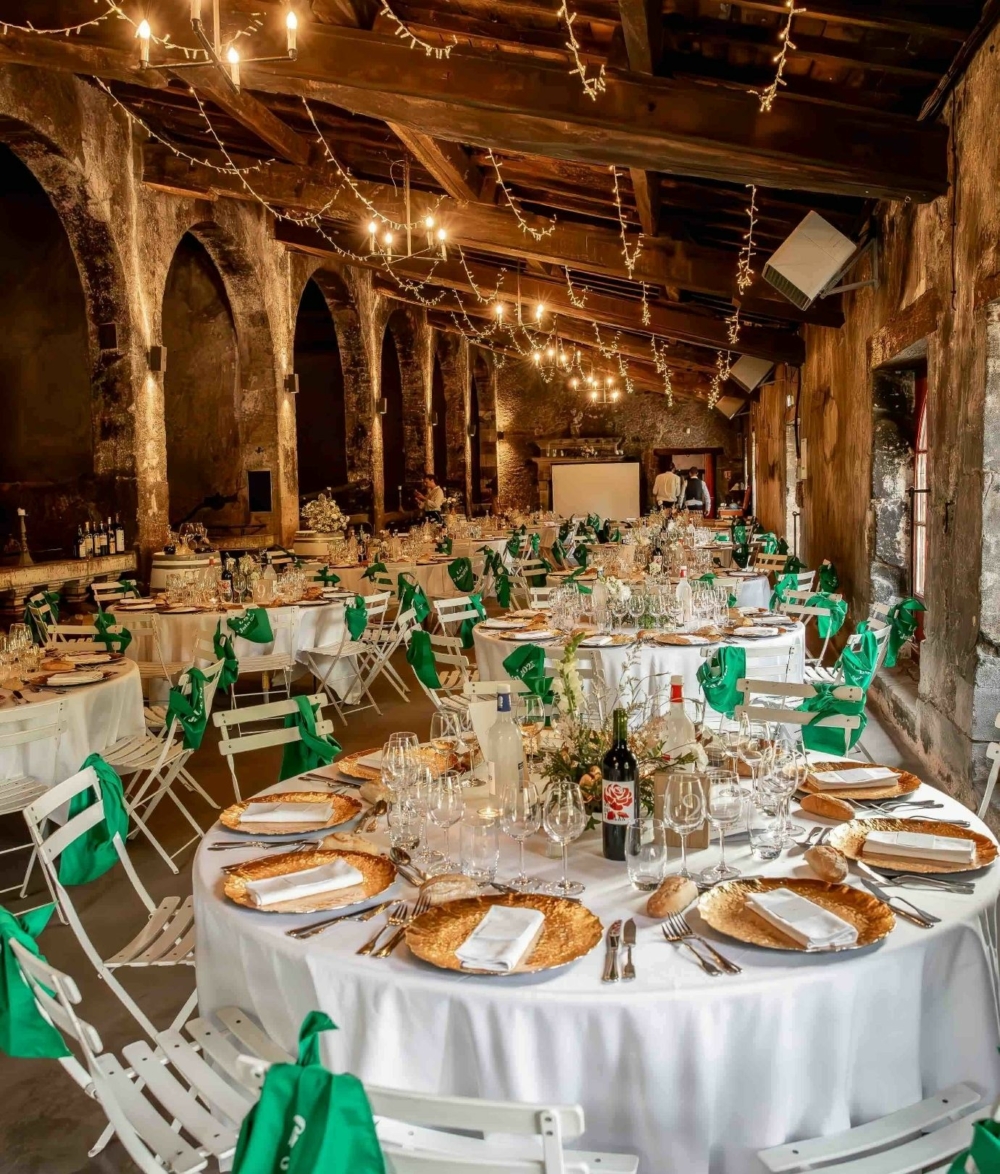 salle des voûtes dîner avec tables rondes