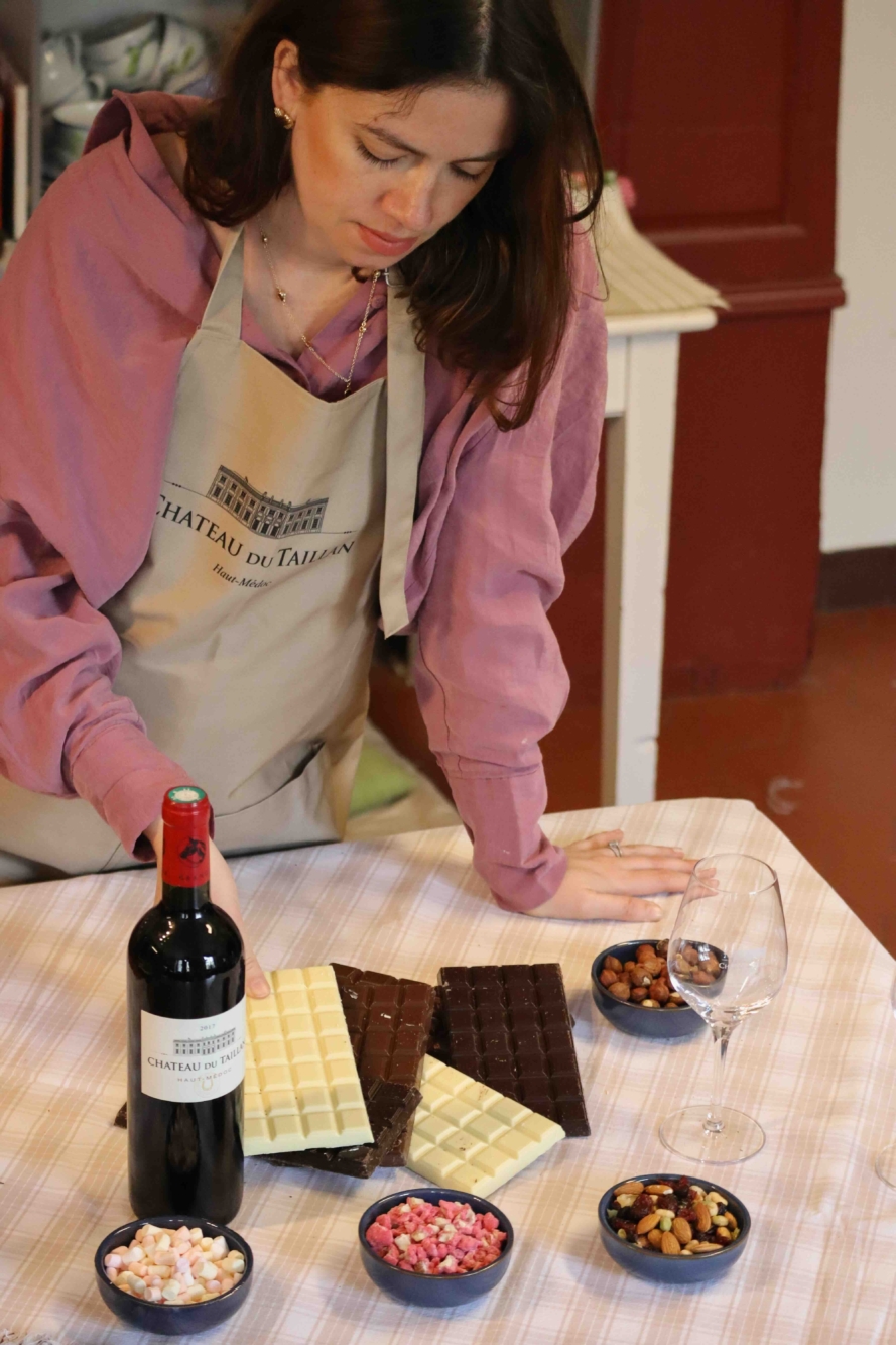 Personne qui cuisine des tablettes de chocolat